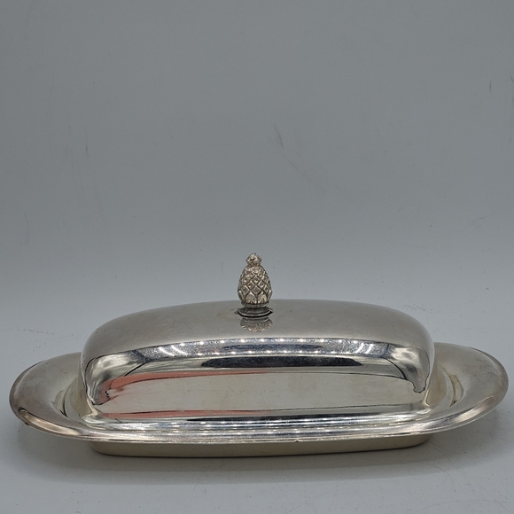 987 silverplated butter dish Approximately 4.25"Wide by 2.5"High by 8.25"long - Picture 3 of 12